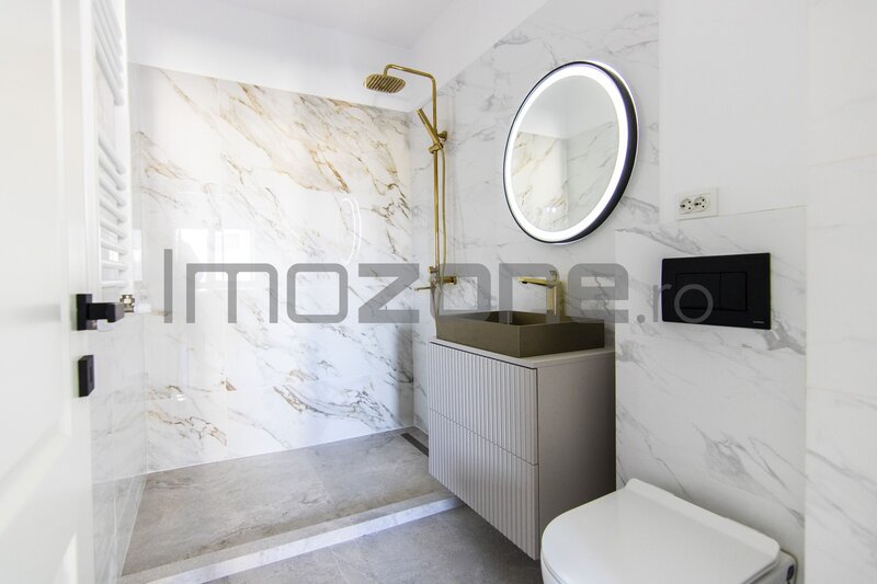 Apartamentele de 3 camere, loc de parcare gratuit  doar in luna august