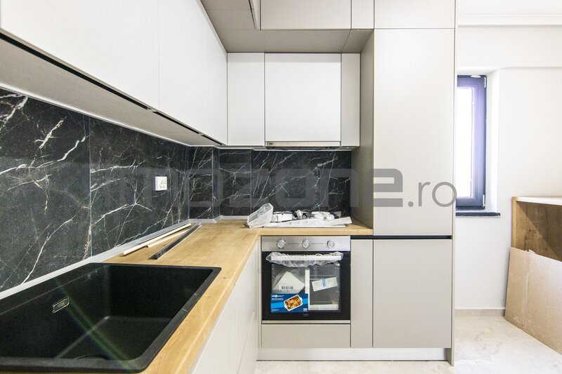 Apartamentele de 3 camere, loc de parcare gratuit  doar in luna august